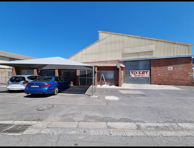 1,600M² WAREHOUSE TO LET IN TRIANGLE FARM